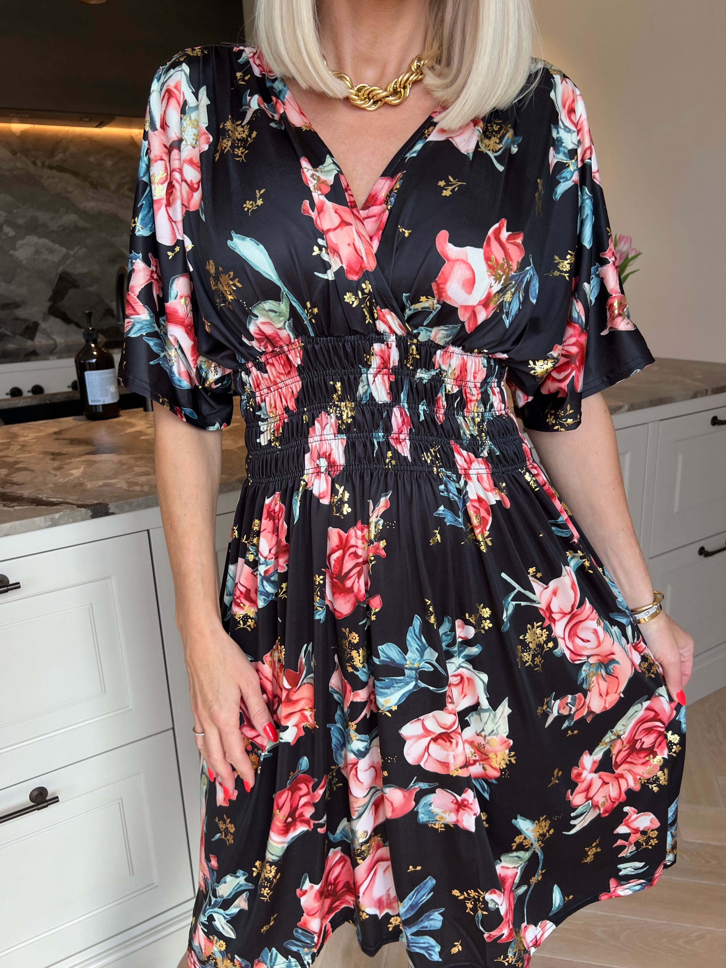 Pams Rosette Short - Elastisk kjole med fine blomster og guld detaljer